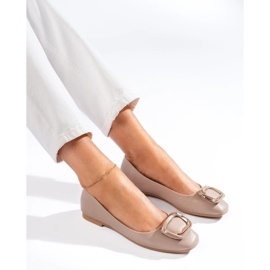 Elegantes bailarinas beige con puntera cuadrada de Shelovet 2