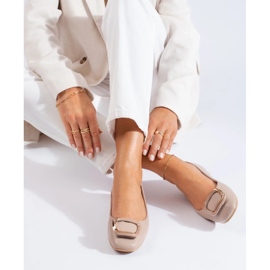 Elegantes bailarinas beige con puntera cuadrada de Shelovet 3