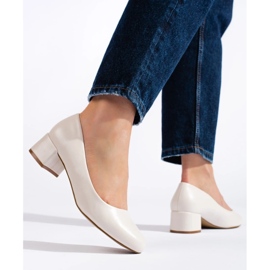 Salón de tacón bajo para mujer, beige claro. 1