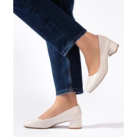 Salón de tacón bajo para mujer, beige claro. 4