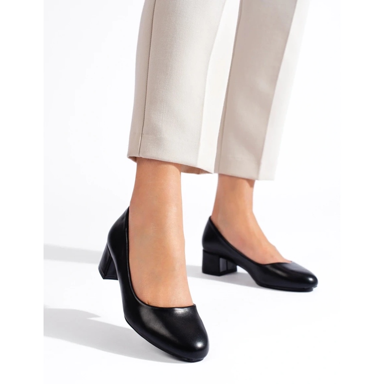 Zapatos de salón negros de tacón bajo para mujer. 1