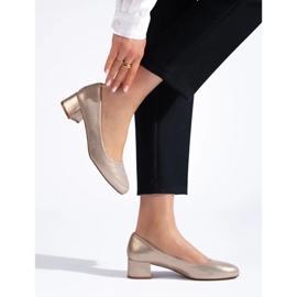 Zapatos de salón dorados de tacón bajo para mujer. 2