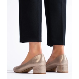 Zapatos de salón dorados de tacón bajo para mujer. 4