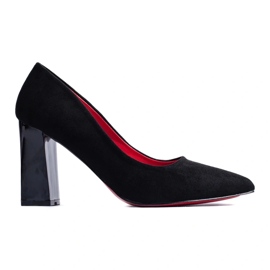 Zapatos negros de mujer en el poste 3