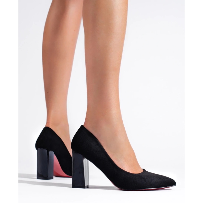 Zapatos negros de mujer en el poste 1