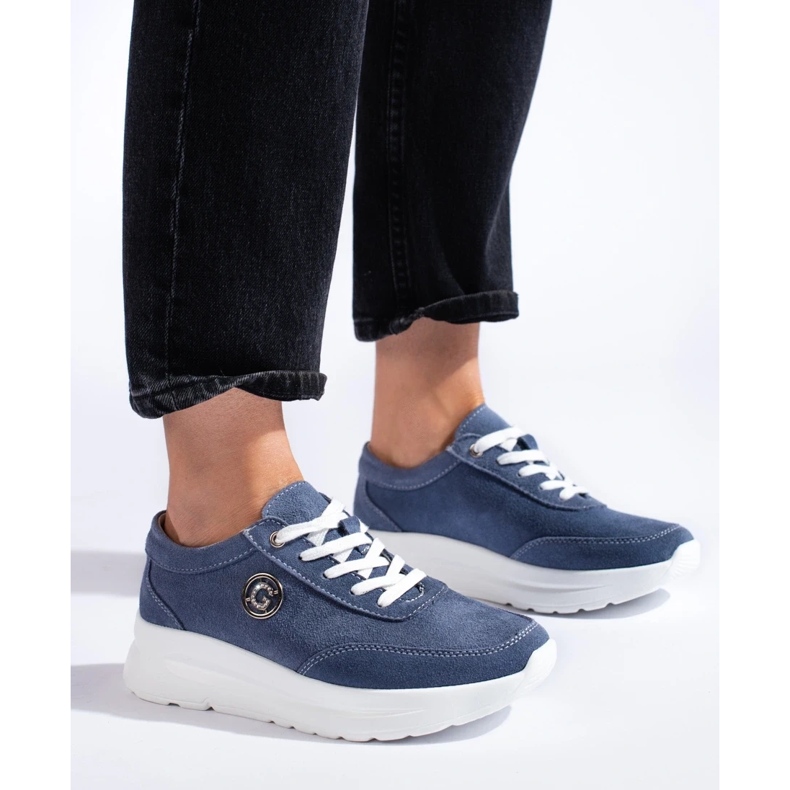 Zapatillas deportivas de piel azul. 2 Zapatillas deportivas de piel azul. 2