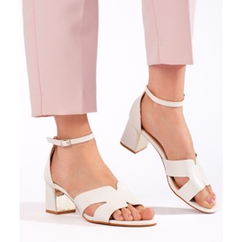Sandalias de tacón de mujer blancas. blanco 2