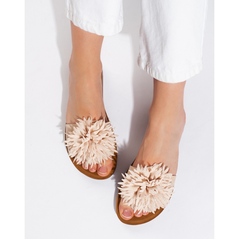 Chanclas de mujer beige con flor. 2 Chanclas de mujer beige con flor. 2