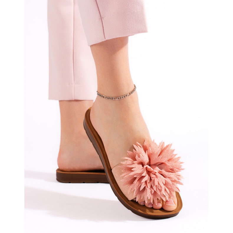 Chanclas de mujer rosa con flor. 2