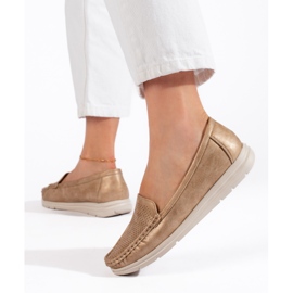 Mocasines dorados para mujer. 2