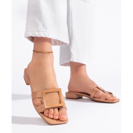 Chanclas de mujer elegantes beige clásicas. 2