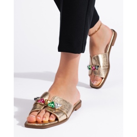 Chanclas de mujer doradas con piedras. dorado 2