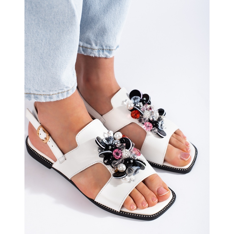 Sandalias de mujer blancas con adorno. blanco 2