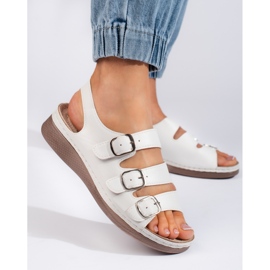 Sandalias blancas cómodas con cuña baja. blanco 2