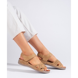 Sandalias de mujer en color marrón claro con cuña baja. 2