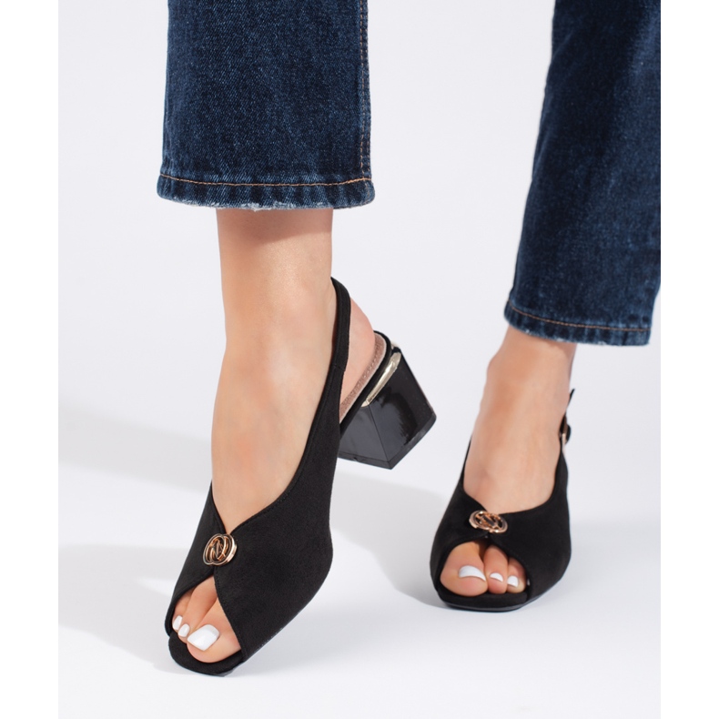 Elegantes sandalias de tacón en ante negro. 2