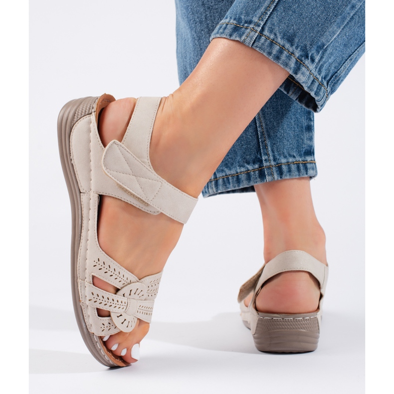 Sandalias de mujer beige claro con cuña baja. 2
