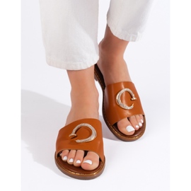 Pantuflas de mujer color camel con elemento decorativo marrón 2