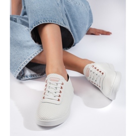Zapatillas clásicas de mujer caladas blancas. blanco 2