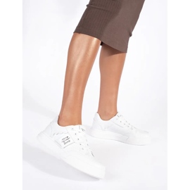 Zapatillas blancas en la plataforma. blanco 2