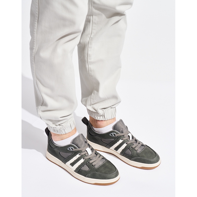 Deportivas grises fabricadas en piel ecológica. 1 Deportivas grises fabricadas en piel ecológica. 1