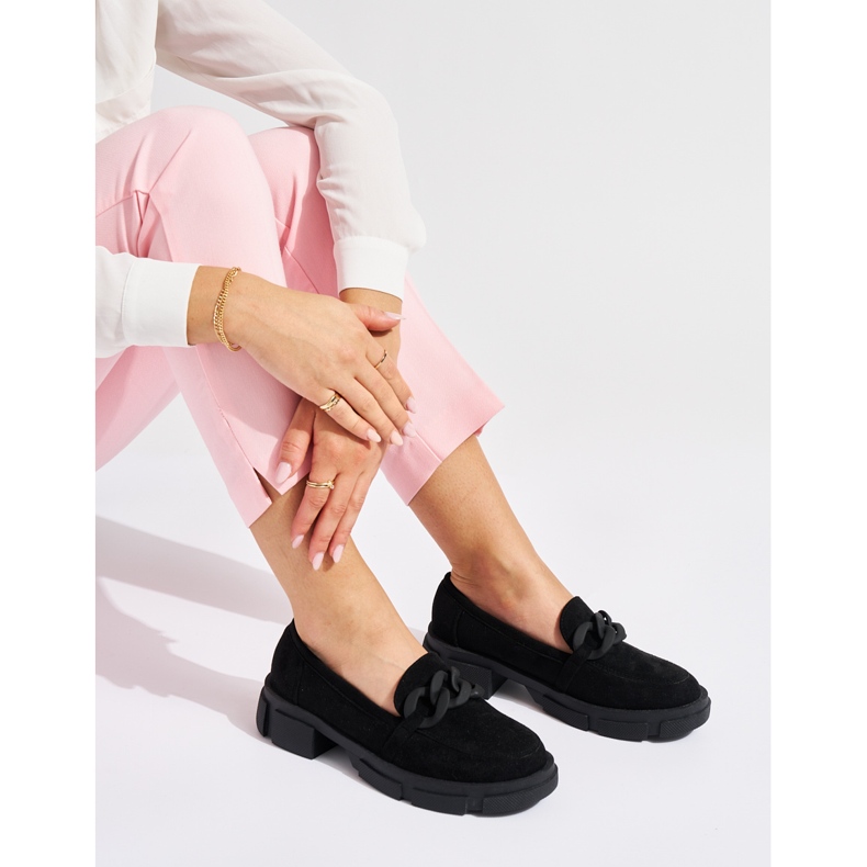 Mocasines de mujer negros con cadena decorativa. 2