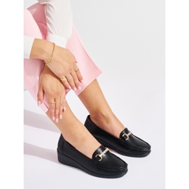Mocasines de mujer negros con cuña y decoración dorada. 3