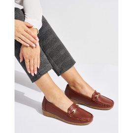 Mocasines de mujer marrones con decoración. marrón 1