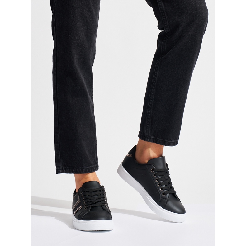 Zapatos deportivos cómodos negros. 1