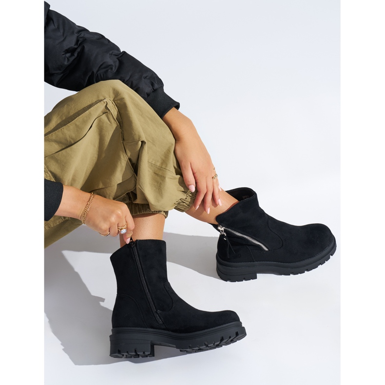 Botines de mujer negros con cremallera decorativa. 2