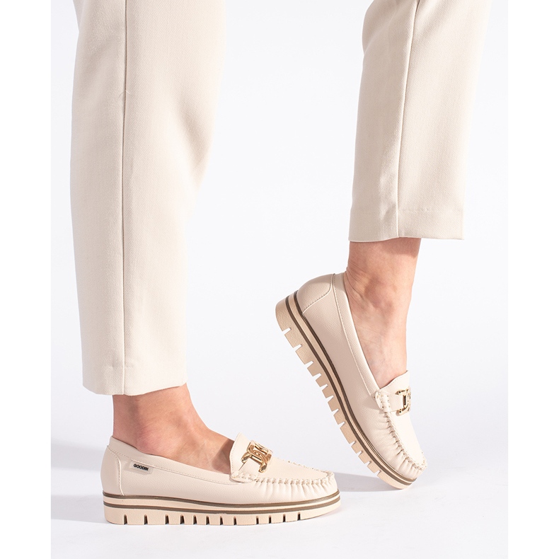 Mocasines de mujer beige en la plataforma. 1