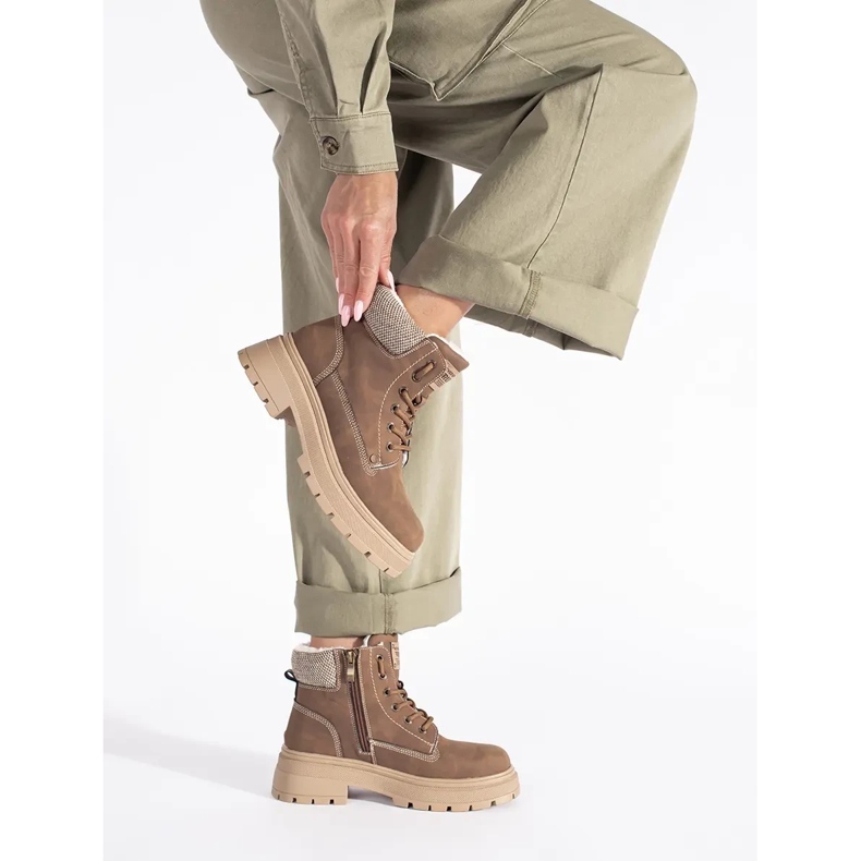 Botas de mujer con aislamiento marrón. 1