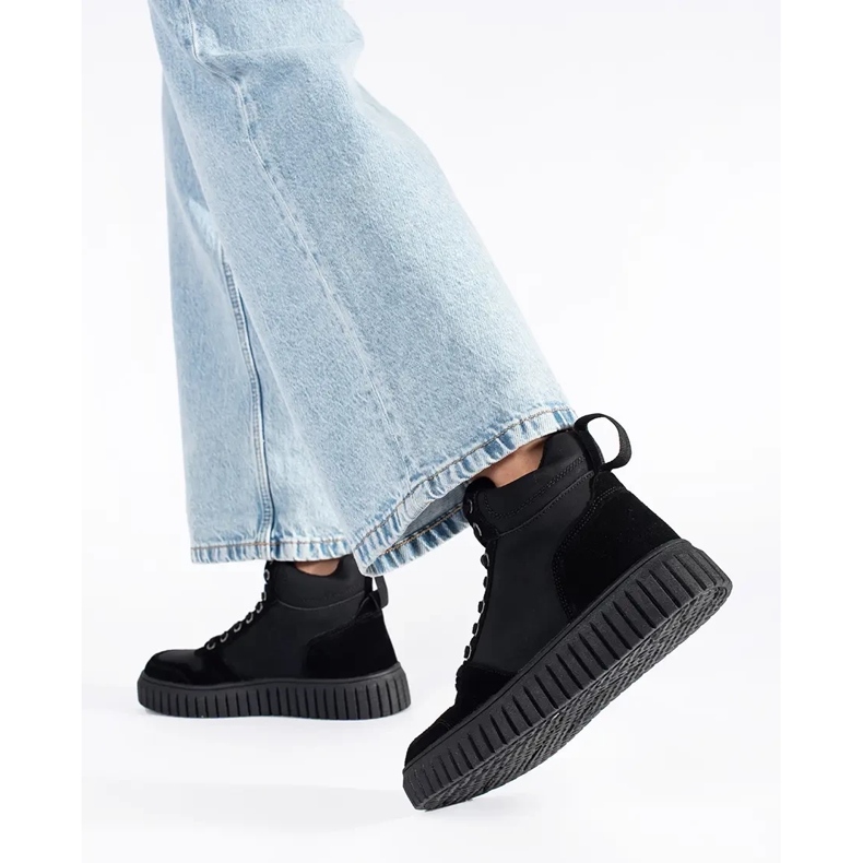 Botas negras confeccionadas en piel natural con suela gruesa grabada. negro 1 Botas negras confeccionadas en piel natural con suela gruesa grabada. negro 1