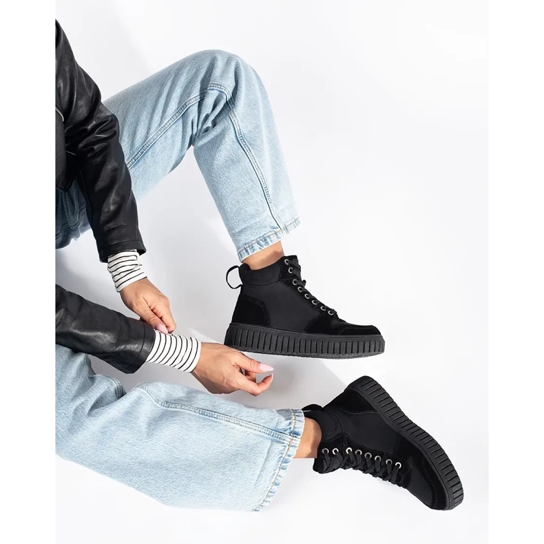 Botas negras confeccionadas en piel natural con suela gruesa grabada. negro 2 Botas negras confeccionadas en piel natural con suela gruesa grabada. negro 2