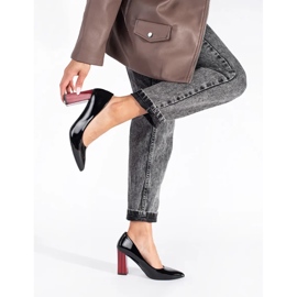 Elegantes zapatos de salón de tacón alto charol negro. 1