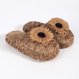 Pantuflas infantiles marrones con flor decorativa marrón 1