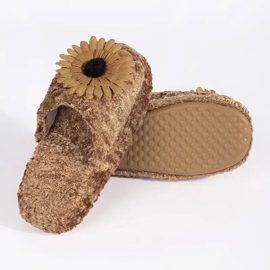 Pantuflas infantiles marrones con flor decorativa marrón 2