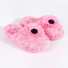 Pantuflas infantiles rosas con flor decorativa. 1