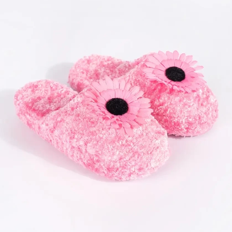 Pantuflas infantiles rosas con flor decorativa. 1