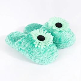 Zapatillas infantiles verdes con flor decorativa. 1 Zapatillas infantiles verdes con flor decorativa. 1
