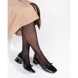 Salón de charol negro con tacón bajo. 3