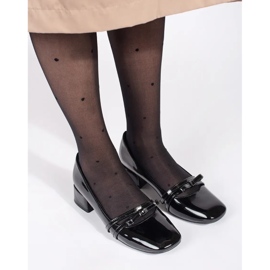 Salón de charol negro con tacón bajo. 4