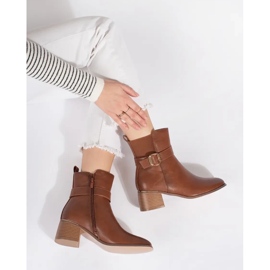 Botines de mujer marrones con hebilla. marrón 2