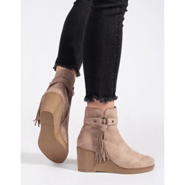 Botas cuña mujer ante beige con flecos 3