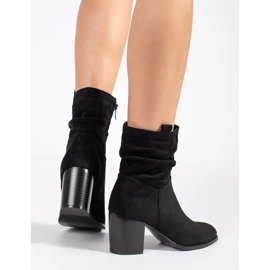Botas de mujer de ante negro en el poste. 1