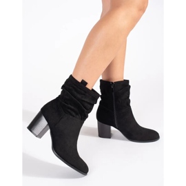 Botas de mujer de ante negro en el poste. 5