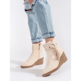 Botas cuña mujer ante beige claro con flecos 1