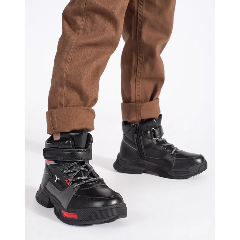 Botas de niño con aislamiento negro. 1 Botas de niño con aislamiento negro. 1
