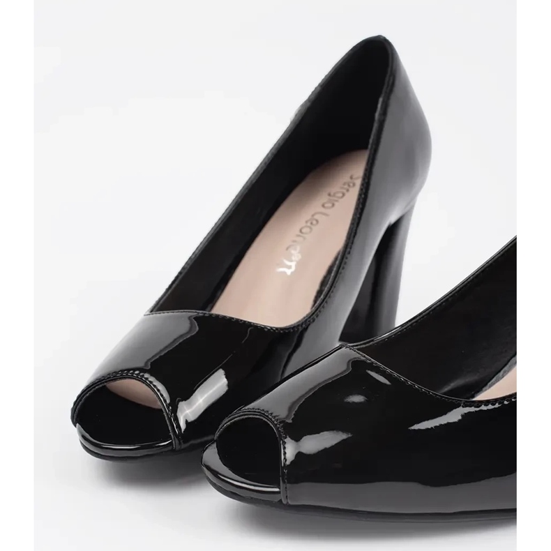 Bombas negras pintadas en el poste de Sergio Leone negro 1