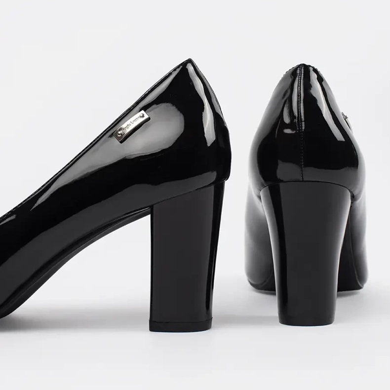 Bombas negras pintadas en el poste de Sergio Leone negro 2